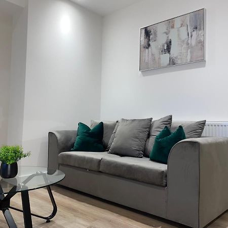 Roomotel - Broadoaks Apartments ソリフル エクステリア 写真