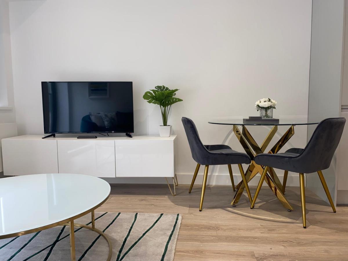 Roomotel - Broadoaks Apartments ソリフル エクステリア 写真