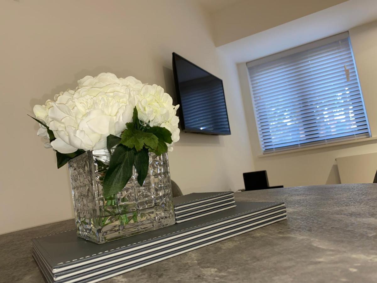 Roomotel - Broadoaks Apartments ソリフル エクステリア 写真