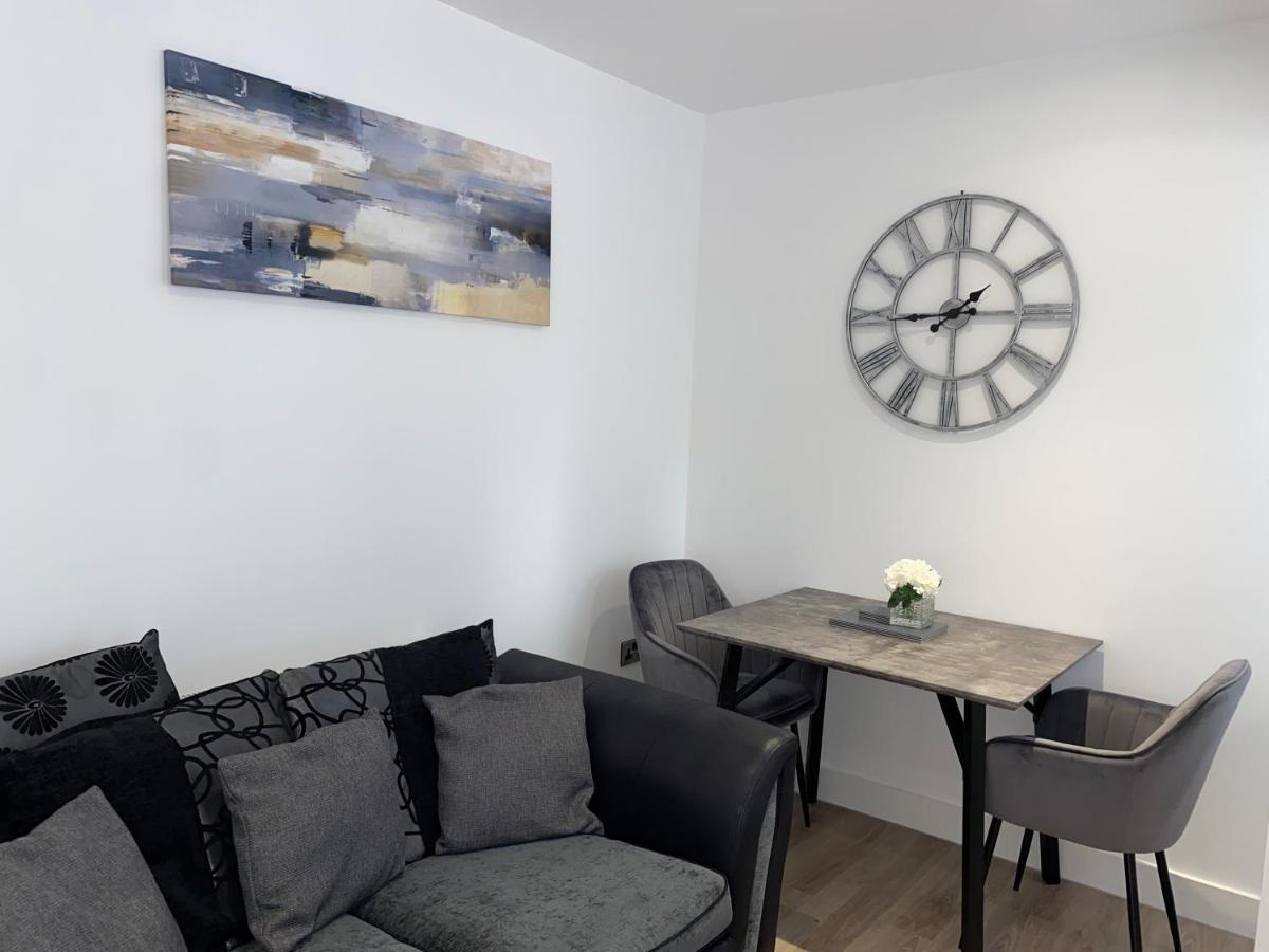 Roomotel - Broadoaks Apartments ソリフル エクステリア 写真
