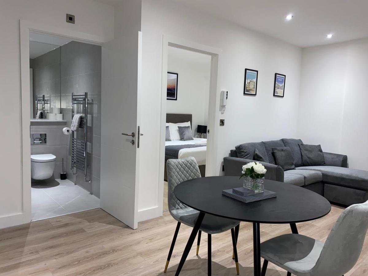 Roomotel - Broadoaks Apartments ソリフル エクステリア 写真