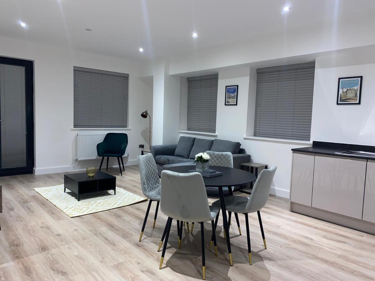 Roomotel - Broadoaks Apartments ソリフル エクステリア 写真