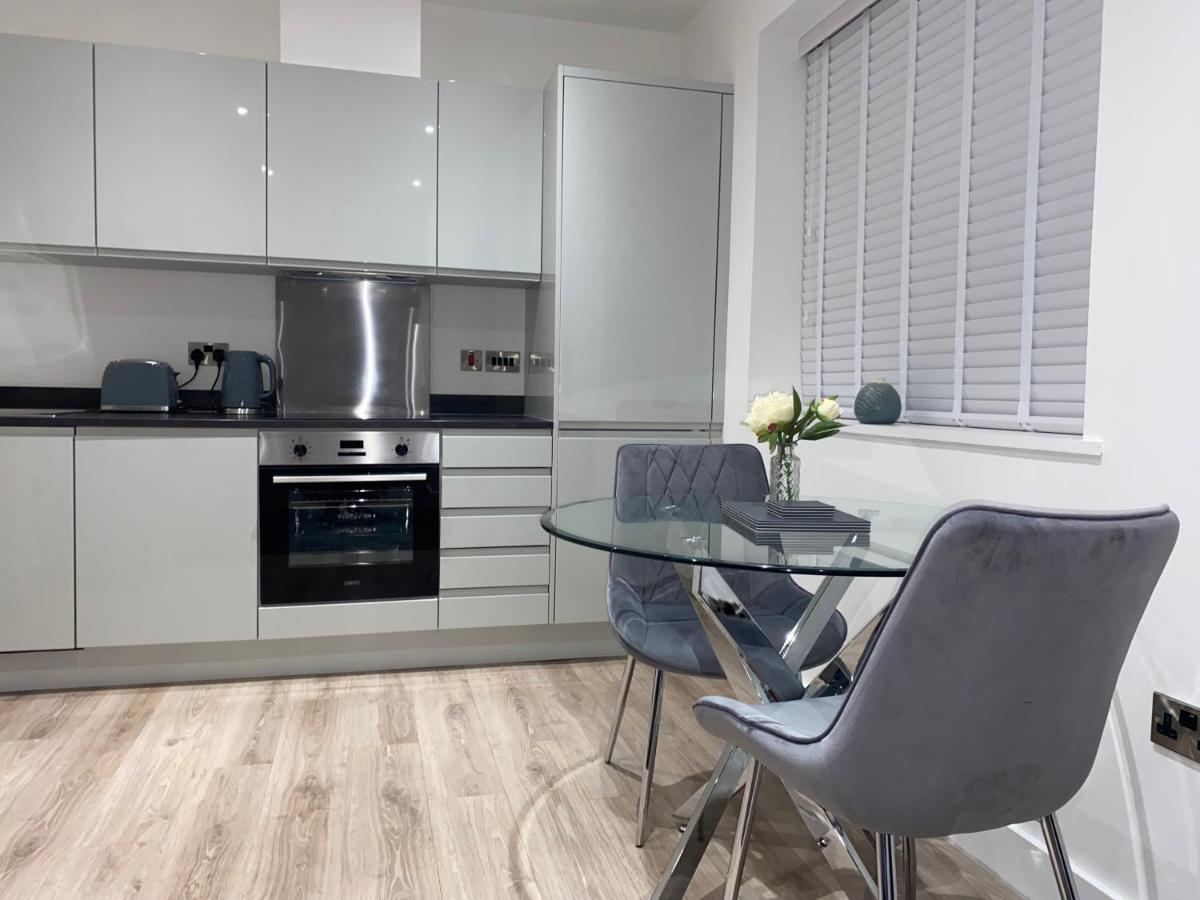 Roomotel - Broadoaks Apartments ソリフル エクステリア 写真