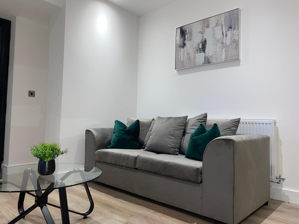 Roomotel - Broadoaks Apartments ソリフル エクステリア 写真