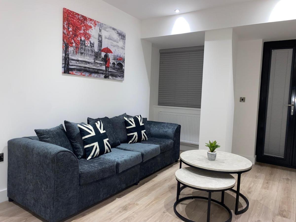 Roomotel - Broadoaks Apartments ソリフル エクステリア 写真