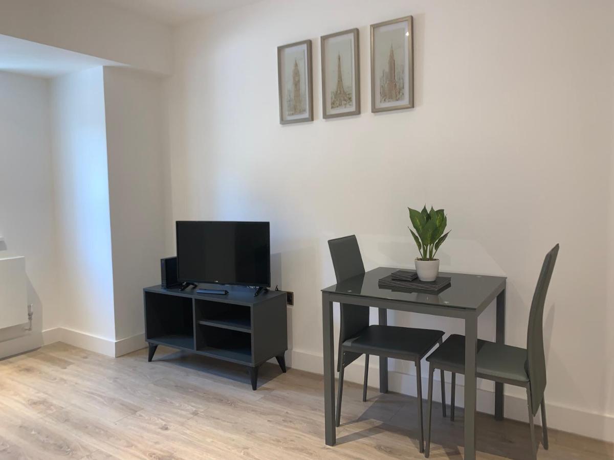 Roomotel - Broadoaks Apartments ソリフル エクステリア 写真