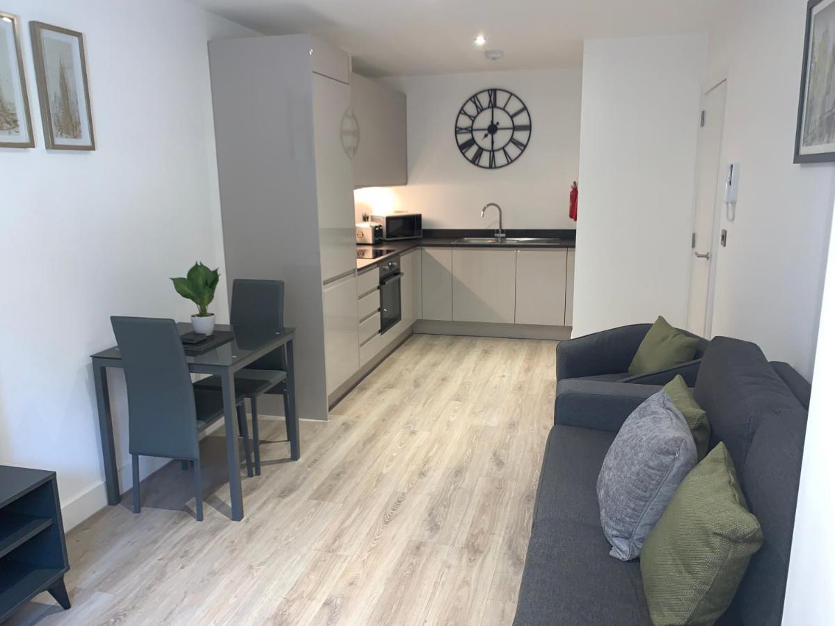 Roomotel - Broadoaks Apartments ソリフル エクステリア 写真