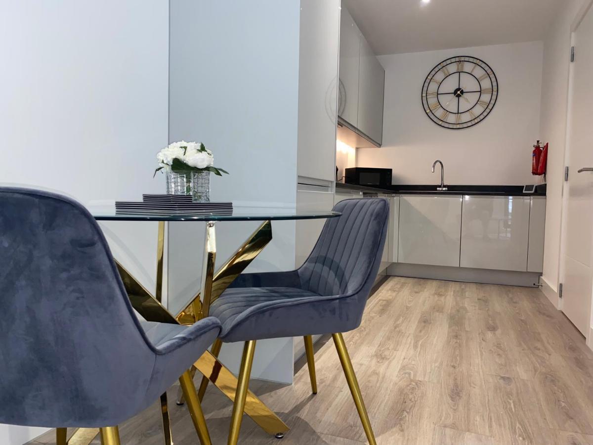 Roomotel - Broadoaks Apartments ソリフル エクステリア 写真