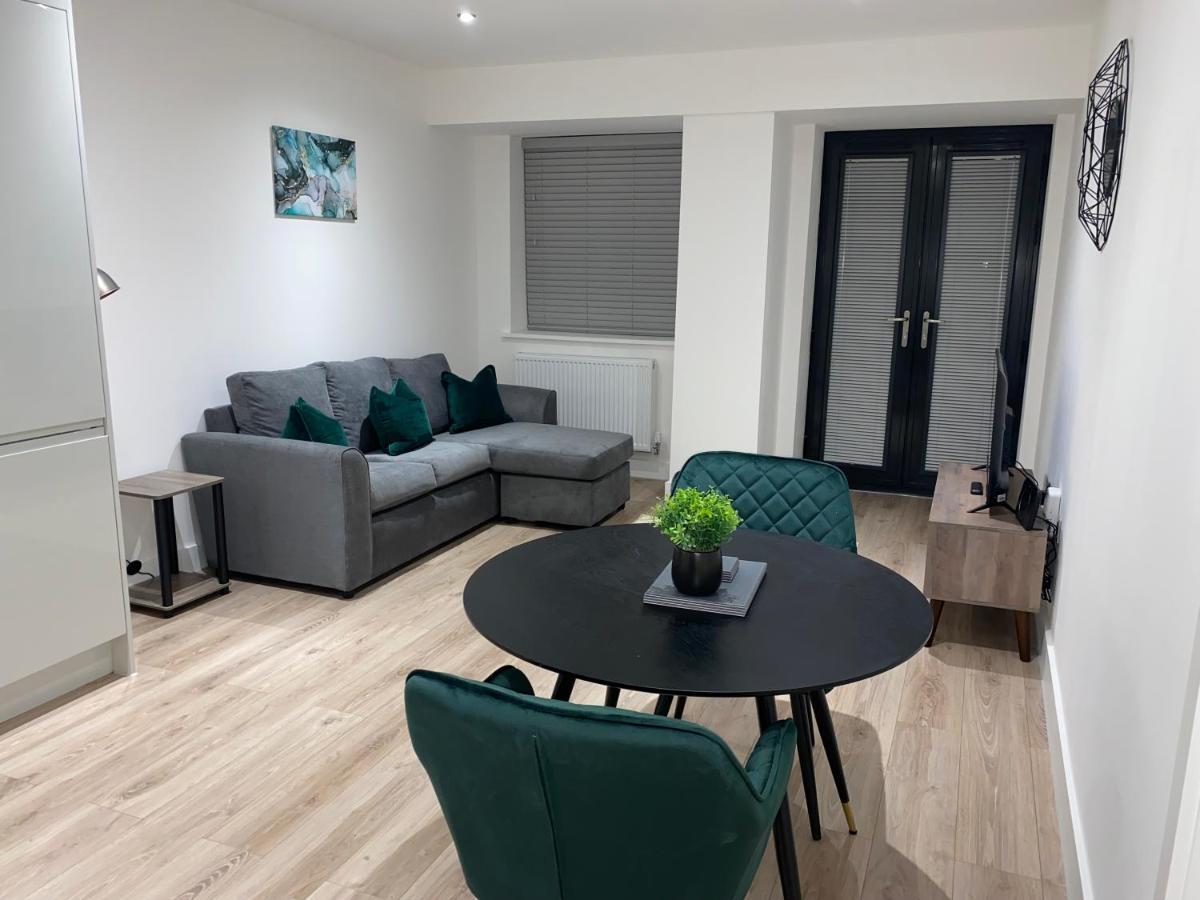 Roomotel - Broadoaks Apartments ソリフル エクステリア 写真
