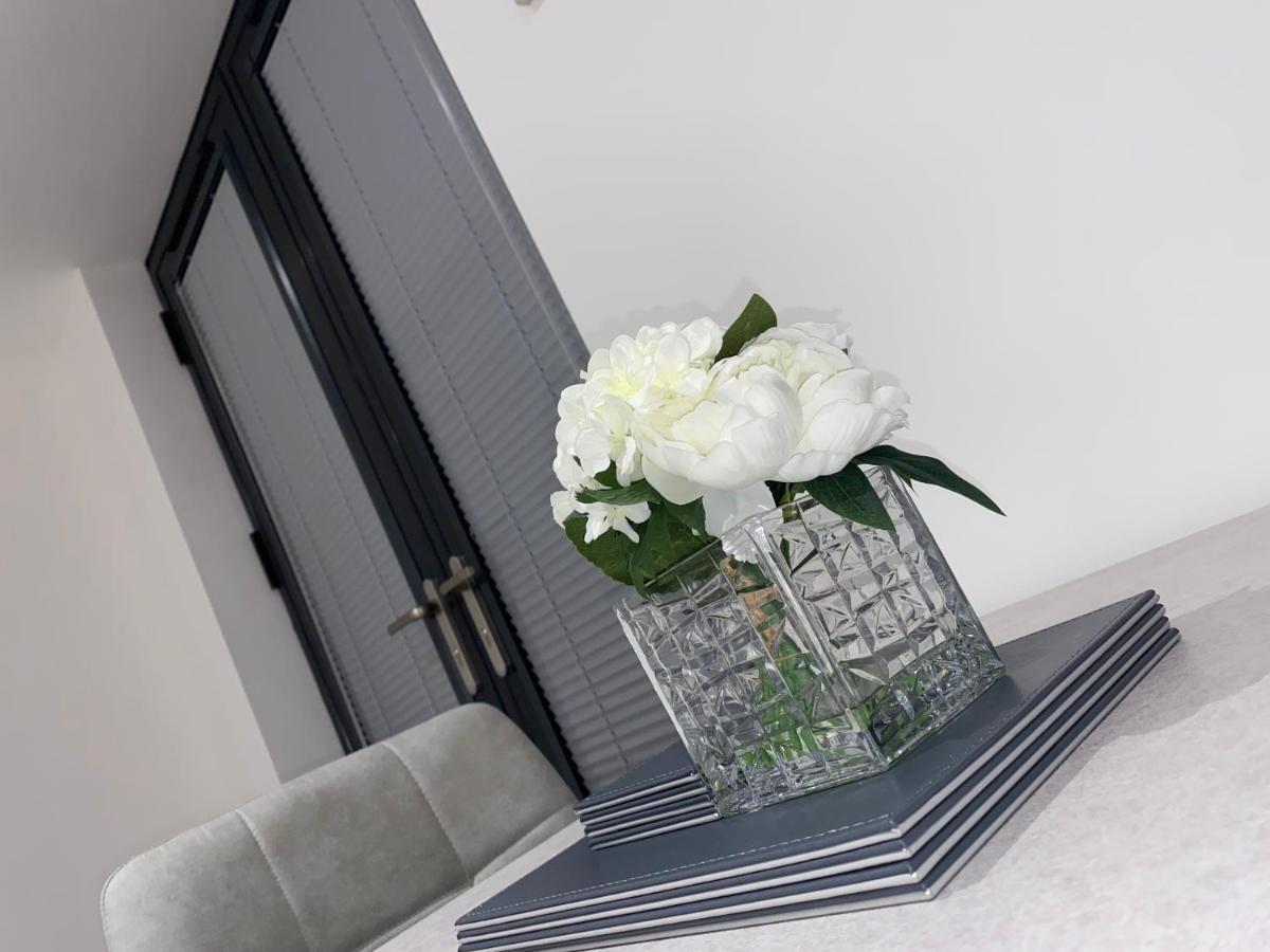 Roomotel - Broadoaks Apartments ソリフル エクステリア 写真