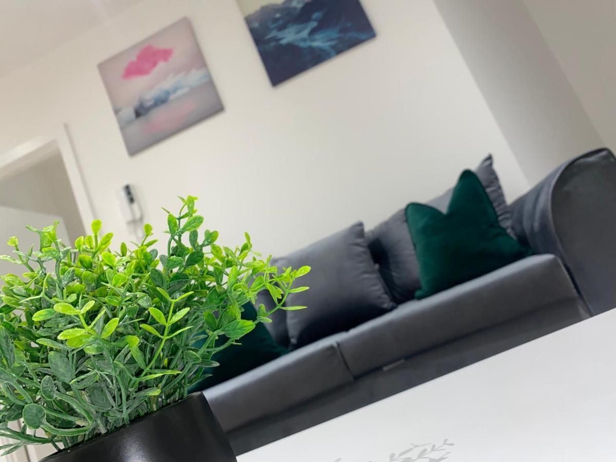 Roomotel - Broadoaks Apartments ソリフル エクステリア 写真