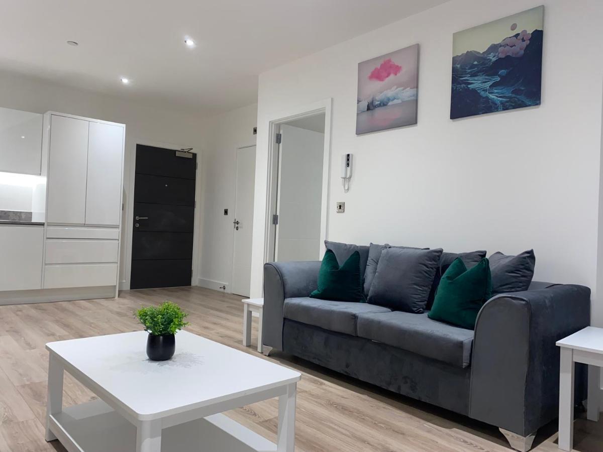 Roomotel - Broadoaks Apartments ソリフル エクステリア 写真