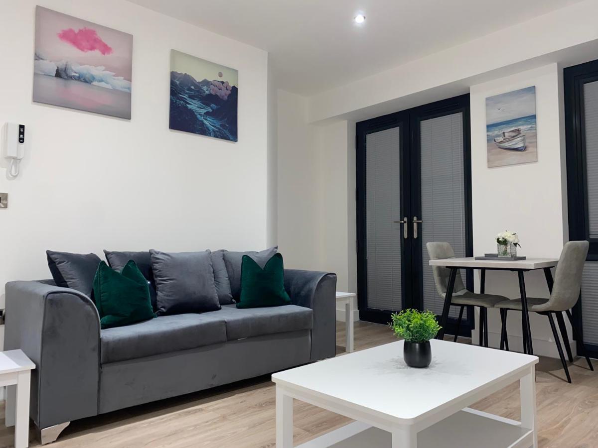 Roomotel - Broadoaks Apartments ソリフル エクステリア 写真